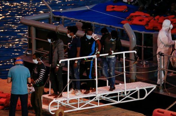 مهاجرون تم انقاذهم لدى وصولهم الى قاعدة بالقرب من العاصمة فاليتا. تصوير: دارين زاميت لوبي - رويترز.